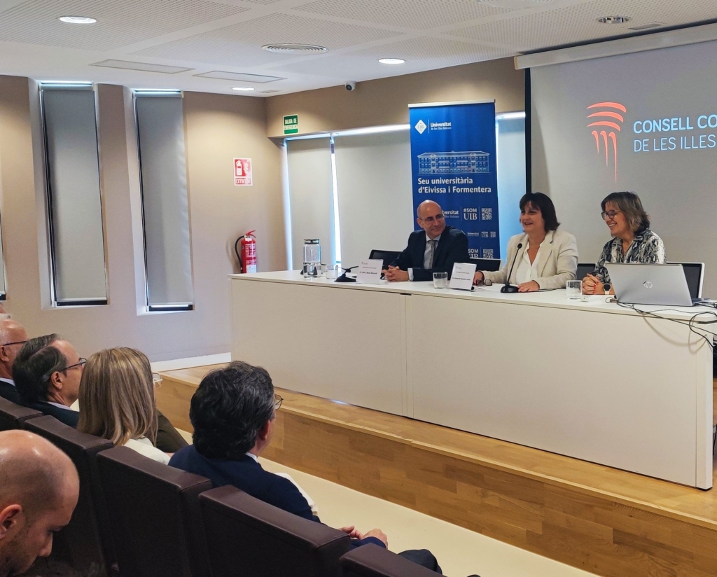 14. Cloenda amb la consellera de Presidència, Antònia Maria Estarellas