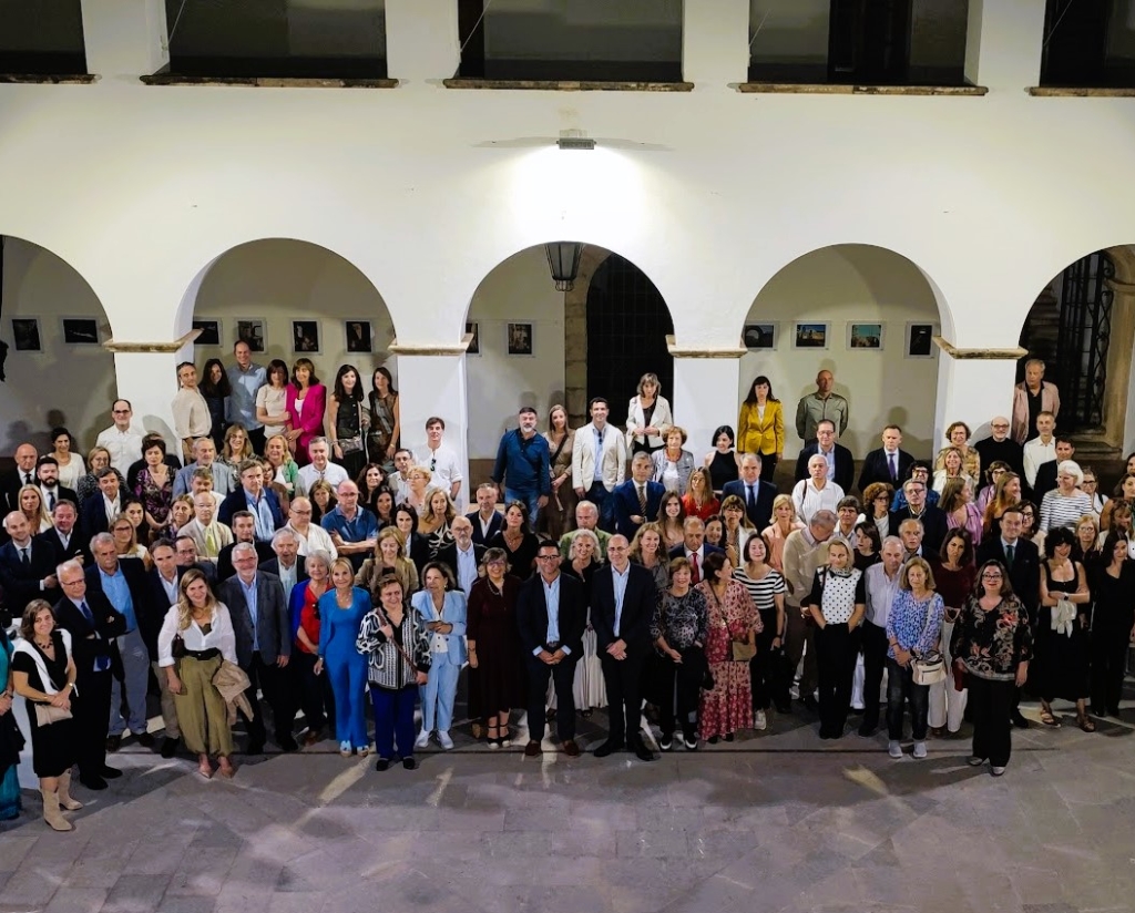 6. Foto de grup al claustre de l’Ajuntament d’Eivissa